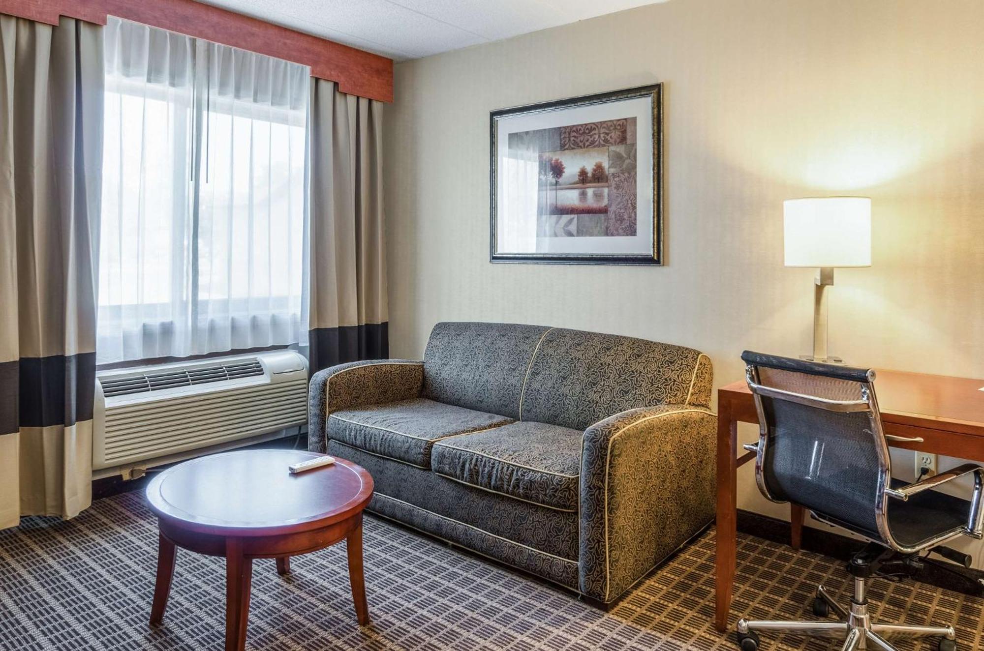 Comfort Inn & Suites West Springfield Extérieur photo