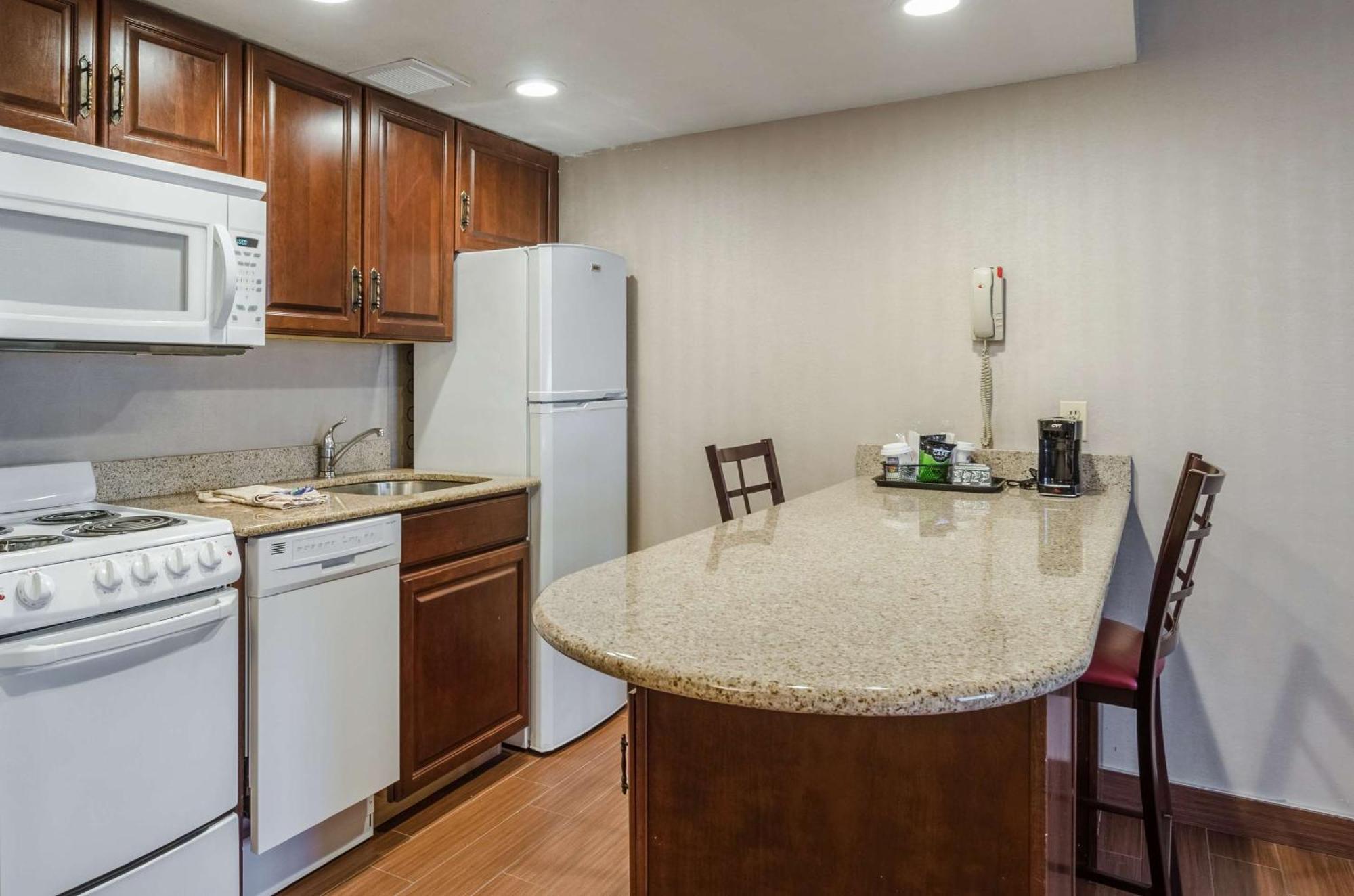 Comfort Inn & Suites West Springfield Extérieur photo