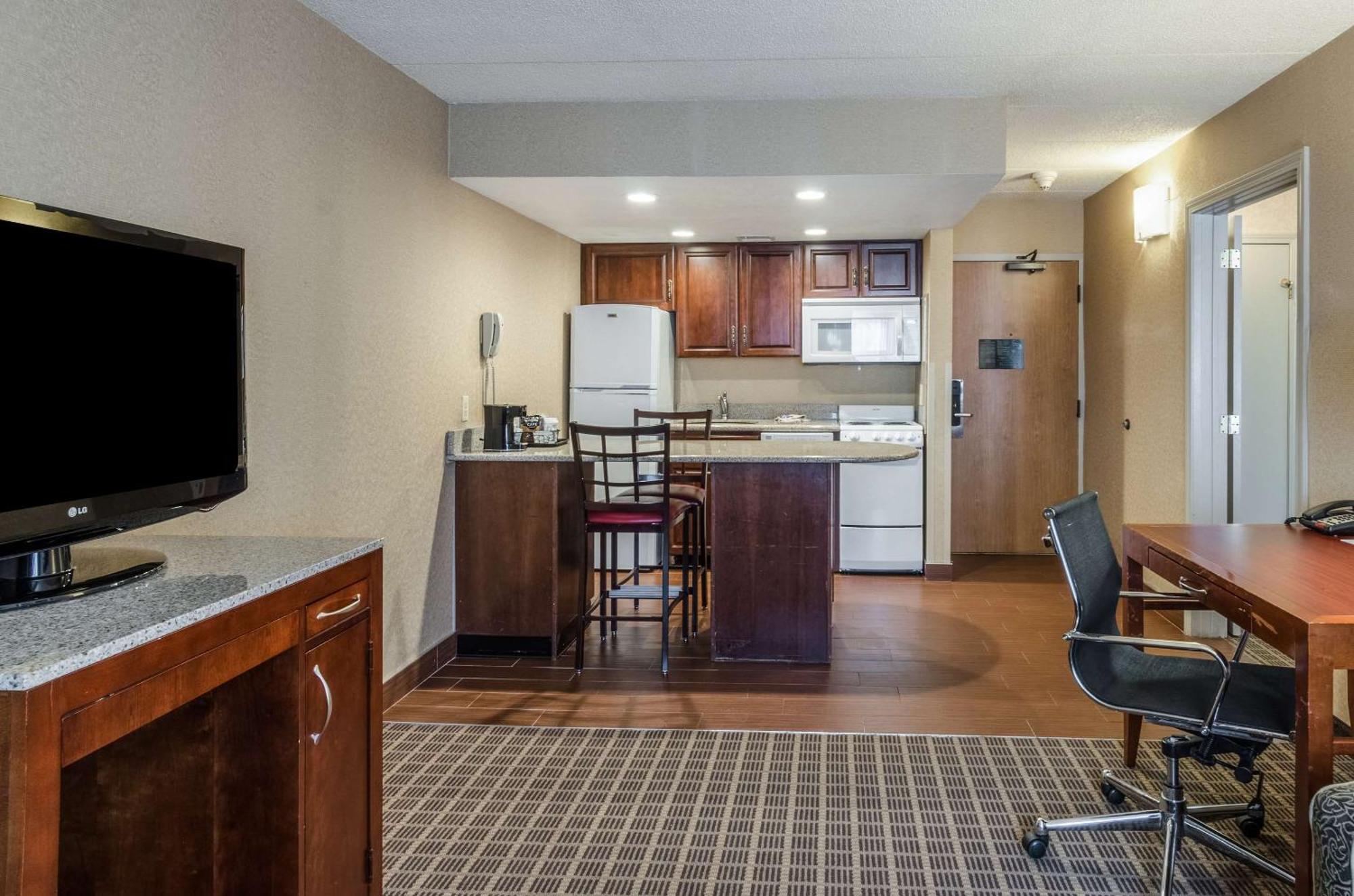 Comfort Inn & Suites West Springfield Extérieur photo